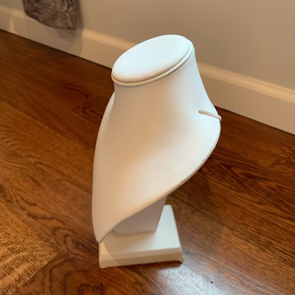 Accessory bust - Picture 3 of 4